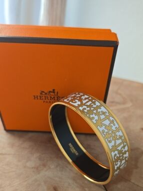 Hermès White & Gold Color Pattern Cuff With Box + Duster, VGUC, French Chic